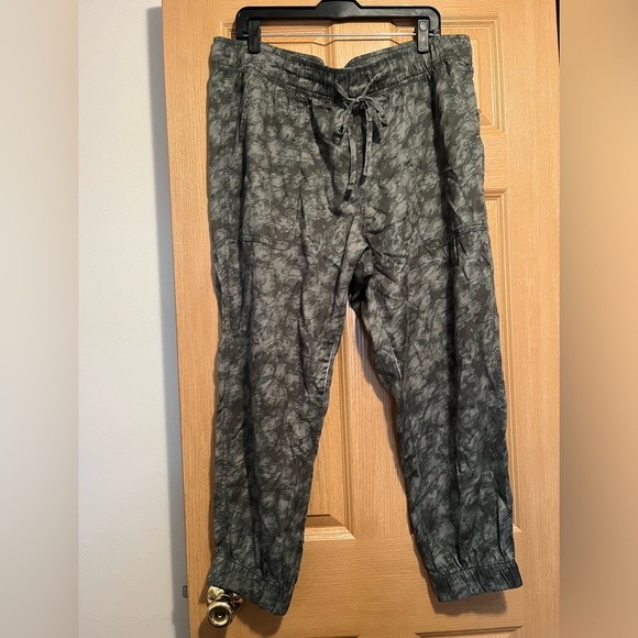 Orvis Women's Midweight Relaxed Fit Jogger - Picture 2 of 13
